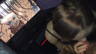 сосет мне под просмотр игры PUBG и глотает сперму