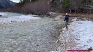 Blonde Deutsch in Fellkragen Outdoor im Winter gefickt!