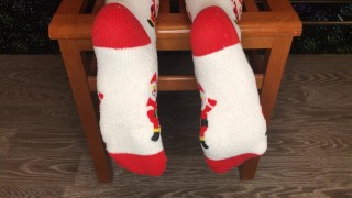 Девушка в новогодних носках показывает стопы фетиш