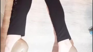 Schiaccio un cazzo mini dotato con i miei tacchi! 