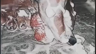Spruzzo la panna sui miei piedi nudi mentre calpesto una fragola!