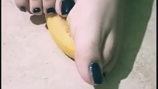 Sego e calpesto una banana con i miei piedini!