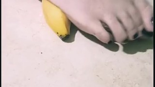 Sego e calpesto una banana con i miei piedini!