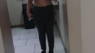 começando a me masturbar no banheiro da academia