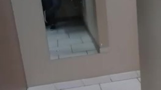 começando a me masturbar no banheiro da academia