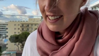 Auf Mallorca public auf dem Hotelbalkon zum Orgasmus gefingert!