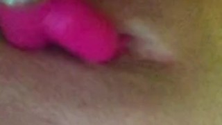 AMATEUR fingers her self and plays with toy until she cums 