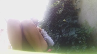 mia fa la pipì in giardino