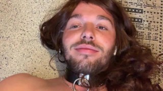 Petite pute se gicle du foutre dans les yeux