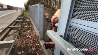 Dreist Public Auf der Autobahn - versaute Pissfotze muss ganz dringend