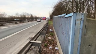 Dreist Public Auf der Autobahn - versaute Pissfotze muss ganz dringend