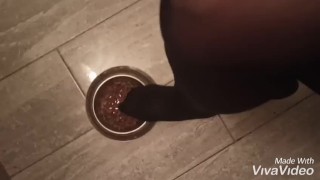 Ti obbligo a mangiare i croccantini come un lurido cagnolino!