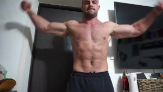 HOT BODYBUILDER flexing MUSCLE WORSHIP on cam