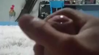 дрочит стараясь не кончить
