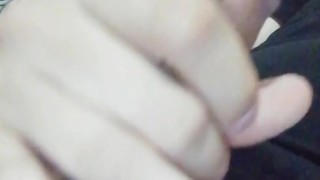 Ando bien caliente me la jalo mientras veo un video