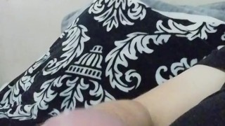 Ando bien caliente me la jalo mientras veo un video