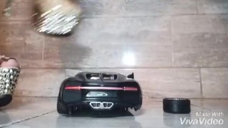 Calpesto un modellino "Bugatti" pagato dal mio schiavo