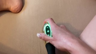 Masturbiert das erste Mal mit einem Vibrator und kommt heftig!