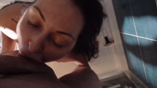 Stefan Steel ii da muie lui Rosalina Love in Dus (Porno Romania)