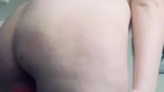 Milf shaking ass