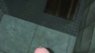 Fils gicle une éjac massive dans la douche pour sa belle mère