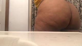 Fitting anal plug into fat booty 