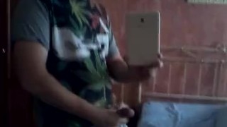 Chico se pajea/masturba hasta correrse