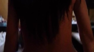 Me hace unos ricos sentones mi novia en la sala de su casa