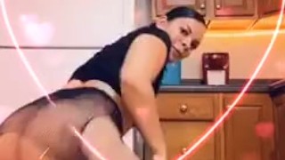 Sexy stripper shows pretty pussy while twerking