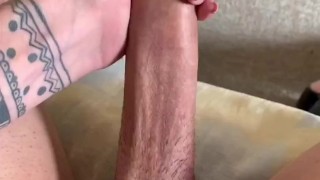Trans Ashley Roberta mostrando o pauzão e gozando gostoso. 