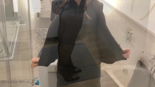 Geschäftsfrau kommt nach Arbeit nach Haus, zieht sich aus und duscht sexy