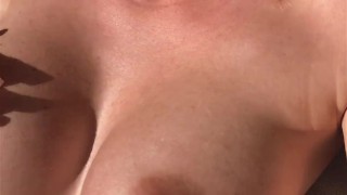 Feuchte Pussy draußen beim Sonnen zum Orgasmus gefingert