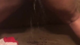 She had to piss while twerking 