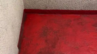 Je le pompe et le fait jouir dans un parking public