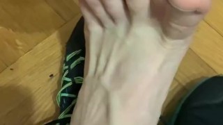Worship my feet, bitch (Long and dirty toenails)