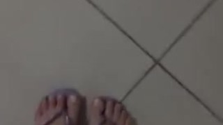 @tici_feet tici_feet ig tici feet walking wearing lilac havaianas