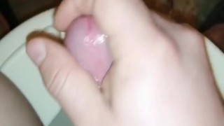 Verga dura en la ducha, (corrida en cámara lenta)
