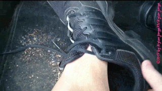 Füße in FSH und Sportschuhen ** Auto Spaß **