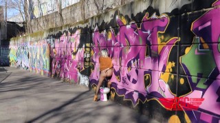 Stridere - Rosario Gallardo passeggia nuda in strada a Milano