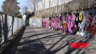 Stridere - Rosario Gallardo passeggia nuda in strada a Milano