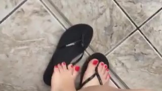 ticifeet @tici_feet IG walking and showing my feet havaianas & red toenails