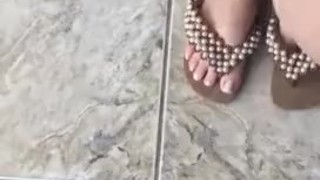 @tici_feet tici feet IG tici_feet wearing flip flop with french toenails