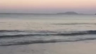 @tici_feet tici feet IG tici_feet walking on the beach using flip flops