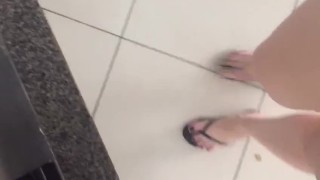 @tici_feet IG tici_feet walking around, black havaianas and toenails