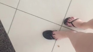 @tici_feet IG tici_feet walking around, black havaianas and toenails