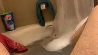 Cub jerks it off in the tub