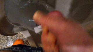 公衆トイレの小便器でオナニー射精