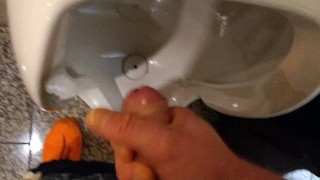 公衆トイレの小便器でオナニー射精