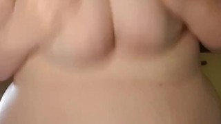 Teen streichelt ihre F-Cup-Titten und spritzt mit einem Zauberstab-Vibrator