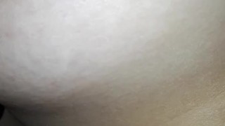 Мой парень облизывает мою грудь, это меня заводит